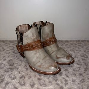 Freebird, size 38, grey/tan